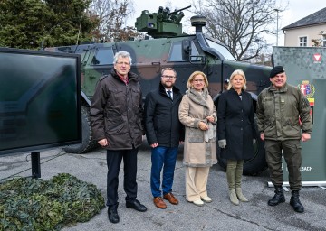 Von links nach rechts: Heeresimmobiliendirektor Johannes Sailer, der Bürgermeister von Mistelbach Erich Stubenvoll, Landeshauptfrau Johanna Mikl-Leitner, Verteidigungsministerin Klaudia Tanner und Bataillonskommandant Hans-Peter Hohlweg.