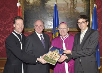 Propst Bernhard Backovksy überreichte Landeshauptmann Pröll den neuen Bildband über das Stift Klosterneuburg. Im Bild Stiftskustos MMag. Dr. Nicolaus Urs Buhlmann, Landeshauptmann Dr. Erwin Pröll, Abtprimas Propst Bernhard Backovsky und Wirtschaftsdirektor Mag. Andreas Gahleitner (v. l. n. r.)