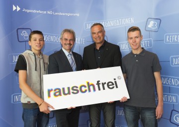 Landesrat Mag. Karl Wilfing und Projektleiter Mario Leiter (von links), flankiert von zwei Schülern, bei der Präsentation der Bilanz über zehn Jahre Präventionsaktion „Rauschfrei“.