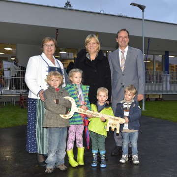 Eröffnung des neuen NÖ Landeskindergartens in Eichgraben: Kindergartenleiterin Elisabeth Eigner, Bürgermeister Dr. Martin Michalitsch und Landesrätin Mag. Barbara Schwarz mit den Kindern. (v.l.n.r.)