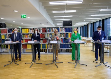 Bei der Pressekonferenz in Baden (von links): Bildungsdirektor Johann Heuras, Bildungsminister Martin Polaschek, Landeshauptfrau Johanna Mikl-Leitner, Landesrätin Christiane Teschl-Hofmeister und Bürgermeister Stefan Szirucsek.