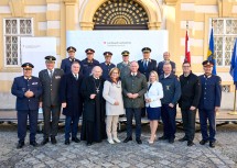 Landeshauptfrau Johanna Mikl-Leitner und Bundesminister Gerhard Karner mit Vertretern der „Sicherheitsfamilie Niederösterreich“, Abt Georg Wilfinger sowie den Landtagsabgeordneten Franz Dinhobl (3.v.l.) und Silke Dammerer (4.v.r.).