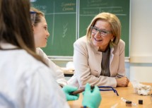 Landeshauptfrau Johanna Mikl-Leitner besuchte bei ihrem Rundgang durch den Makerspace auch den Workshop der Technology-Kids und Lignovations. Dieser Experimentierkurs soll Schülerinnen und Schüler für Wissenschaft und ihre Anwendungsmöglichkeiten in der Wirtschaft begeistern.