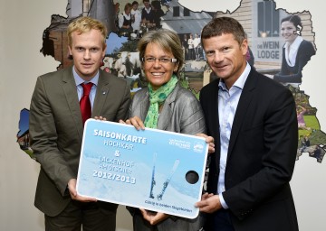 Mag. Markus Redl von der Niederösterreichischen Bergbahnen-Beteiligungsgesellschaft, LR Dr. Petra Bohuslav und Dr. Markus Schröcksnadel arbeiten gemeinsam an der zukünftigen Gestaltung des Hochkars.