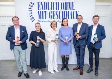 Neue Aseptik-Anlage: Markus Raunig, Vorstandssprecher der Ottakringer Familiengruppe, Vöslauer-Marketing-Leiterin Yvonne Haider-Lenz, Landeshauptfrau Johanna Mikl-Leitner, Christiane Wenckheim, Aufsichtsratsvorsitzende der Ottakringer Getränke AG, Frank Forster, Vertriebsleiter des Anlagenherstellers Krones für Ost- und Süddeutschland und Österreich, und Vöslauer-Geschäftsführer Herbert Schlossnik.