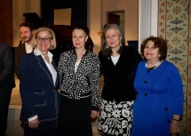 Landeshauptfrau Johanna Mikl-Leitner mit den Nichten des Künstlers Kurt Bardos (v.l.) Susanne Eiselt, Ruth Reiterer und Helena Cerny.