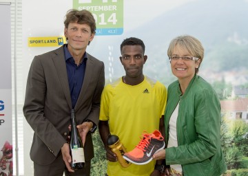 Neuerlich großes Feld an Eliteläufern: Organisationschef Mag. Michael Buchleitner, Lemawork Ketema (Sieger des heuer erstmals ausgetragenen \"Wings for Life World Run\"), Landesrätin Dr. Petra Bohuslav (v.l.n.r.).