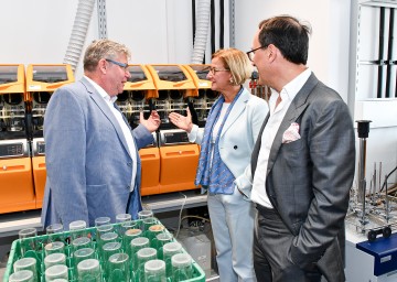 Führung durch das Labor: Landeshauptfrau Johanna Mikl-Leitner flankiert von Klaus Fuchs (Eurofins) und COE Gilles Martin (rechts).