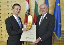 Der bulgarische Außenminister S. E. Mag. Radi Naidenov wurde von Landeshauptmann Dr. Erwin Pröll mit dem "Silbernen Komturkreuz mit dem Stern des Ehrenzeichens für Verdienste um das Bundesland Niederösterreich" ausgezeichnet.