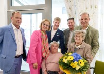 Bürgermeister Thomas Ram, Landeshauptfrau Johanna Mikl-Leitner, Humanocare Geschäftsführer Julian Hadschieff, Stephanie Cejka (85 Jahre alt), Stadtrat Oliver Hausner, Leopoldine Naeder (100 Jahre alt) und Bundesrat Otto Auer (v.l.n.r.) freuten sich über das neue Seniorenheim in Fischamend. 