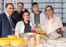 Metadynea Industriepark Krems: Firmen feierten „Tag der offenen Tür“. Metafrax-COB Armen Garslian (links), Metadynea-Geschäftsführer Ralph Theuer (2. von links) und Landeshauptfrau Johanna Mikl-Leitner mit Lehrlingen