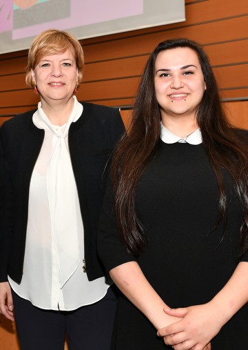 Landesrätin Mag. Barbara Schwarz und Siegerin Michelle Zeplic von der Landesberufsschule Baden beim heutigen Landesjugendredewettbewerb im NÖ Landtag. (v.l.n.r.)