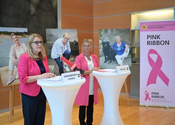 Landesrätin Ulrike Königsberger-Ludwig (links) und NÖ Krebshilfe Geschäftsführerin Sibylle Rasinger machten auf die Brustkrebs-Früherkennung aufmerksam.