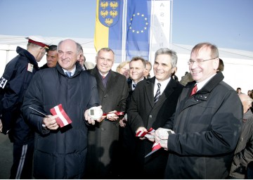 Nordostautobahn A 6 feierlich eröffnet: Im Bild LH Dr. Erwin Pröll, Bundeskanzler Dr. Alfred Gusenbauer, LH Hannes Niessl, Bundesminister Werner Faymann und ASFINAG-Vorstandsdirektor Dipl.Ing. Alois Schedl (v.l.n.r.)