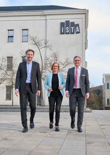 ISTA-Präsident Martin Hetzer, Landeshauptfrau Johanna Mikl-Leitner und Bundesminister Magnus Brunner (v.l.n.r.) vor dem Institute of Science and Technology Austria