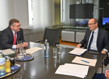 NÖ Mobilitätslandesrat Ludwig Schleritzko bei einem Arbeitsgespräch mit dem Stv. Verkehrsminister der Tschechischen Republik Jan Sechter.
