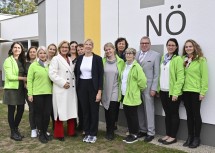 Landeshauptfrau Johanna Mikl-Leitner, Kindergartenleiterin Martina Grabner Bauer und Bürgermeister Helmut Berger mit den Pädagoginnen und Betreuerinnen des Landeskindergartens Pitten.