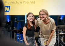 Landeshauptfrau Johanna Mikl-Leitner mit Juliane Heinreichsberger, Sänger der Musikschulband „Black Rockodiles“.