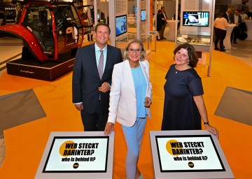 Peter Aufreiter, Generaldirektor Technisches Museum Wien, Landeshauptfrau Johanna Mikl-Leitner und Doris Agneter, Geschäftsführerin technet equity.