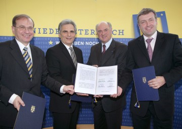 Landeshauptmann Dr. Erwin Pröll und Bundesminister Werner Faymann fixierten heute den Baubeginn der Marchfeld-Schnellstraße mit 2011. Im Bild auch die beiden ASFINAG-Vorstände Dipl.Ing. Alois Schedl (links) und Dr. Klaus Schierhackl (rechts)