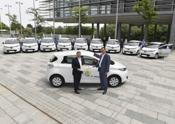 Bildtext: Landesrat Ludwig Schleritzko und Straßenbaudirektor Josef Decker: Neue E-Autos für den NÖ Straßendienst.