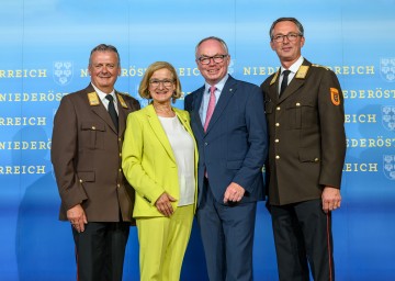 (v.l.) Landesfeuerwehrkommandant Dietmar Fahrafellner, Landeshauptfrau Johanna Mikl-Leitner, LH-Stellvertreter Stephan Pernkopf und stv. Landesfeuerwehrkommandant Martin Boyer bei der Verleihung der Jubiläumsurkunden an über 150 Freiwillige Feuerwehren.