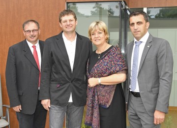 Im Bild von links nach rechts: Landtagsabgeordneter Richard Hogl, Walter Kugler (Obmann Verein Sonnendach), Landesrätin Mag. Barbara Schwarz, Bürgermeister Erwin Bernreiter