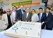 Geburtstagstorte für "Die Garten Tulln": Im Bild Alt-Bürgermeister Willi Stift, Obmann Christian Rädler, Landesrat Martin Eichtinger, Nationalratspräsident Wolfgang Sobotka, Landeshauptfrau Johanna Mikl-Leitner, Bürgermeister Peter Eisenschenk und Geschäftsführer Franz Fruber (v.l.n.r.).