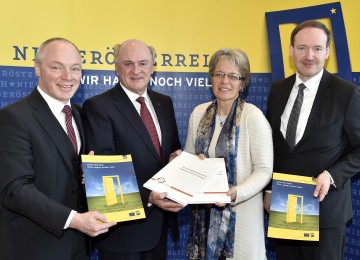 Präsentierten die neue Technopol-Studie: ecoplus-Geschäftsführer Mag. Helmut Miernicki, Landeshauptmann Dr. Erwin Pröll, Landesrätin Dr. Petra Bohuslav und Wirtschaftsforscher Dr. Christian Helmenstein (v. l. n. r.).