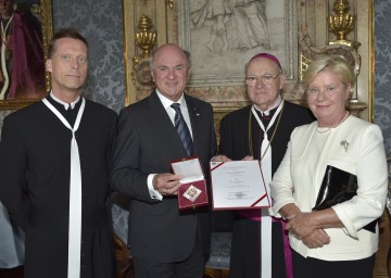 Verleihung des \"Stern zum Leopoldskreuz in Gold\": Stiftskustos Dr. Nicolaus Buhlmann, Landeshauptmann Dr. Erwin Pröll, Abtprimas Propst Bernhard Backovsky und Elisabeth Pröll. (v.l.n.r.)