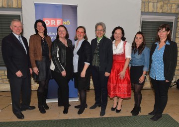 Bei der Filmpräsentation in Maria Taferl: ORF-Landesdirektor Prof. Norbert Gollinger, Doris Eggl (Neue Seehütte), Christa Hollerer und Ulli Hollerer-Reichl (Landgasthof Zum Blumentritt), Tourismus-Landesrätin Dr. Petra Bohuslav, Michaela Schachner (Hotel Schachner), Carina Hagn (Weindomizil Mailberg) und Barbara Baldauf (Gestalterin der ORF Filmdokumentation). (v.l.n.r.)