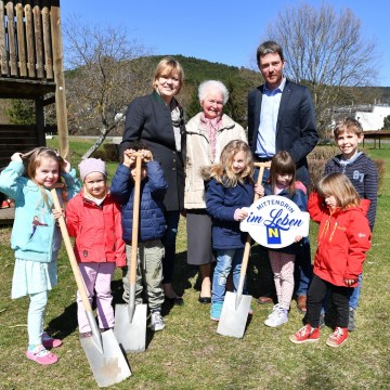 Landesrätin Mag. Barbara Schwarz und Bürgermeister Roland Braimeier freuen sich mit den Kindern, Seniorinnen und Senioren auf den entstehenden Generationenpark in Markt Piesting.