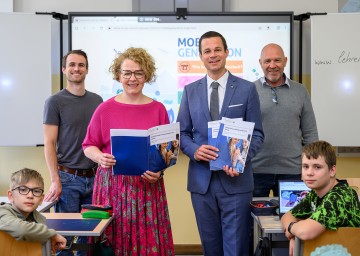 Bildungs-Landesrätin Christiane Teschl-Hofmeister und Bildungsdirektor Karl Fritthum beim Besuch in der Mittelschule Dr. Theodor Körner I in St. Pölten