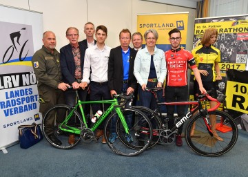 Sport-Landesrätin Dr. Petra Bohuslav (2.v.r.), Initiator Karlheinz Zofall (4.v.r.), Dr. Gerald Hummer, General Manager von Constantia (3.v.r.), St. Pöltens Sport-Stadtrat Martin Fuhs (2.v.l.), Partner Oberst Wilhelm Hauenschild vom Militärkommando NÖ (links) und Jürgen Brettschneider, Präsident des Landesradsportverbandes Niederösterreich (3.v.l.), freuen sich auf den 10. St. Pöltner Radmarathon.