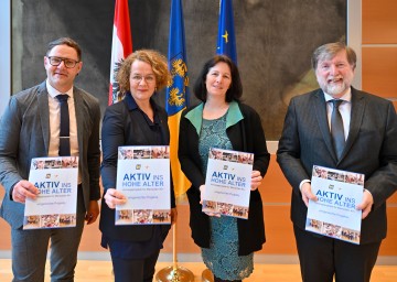 Präsentation der Best-Practice-Beispiele „Aktiv ins hohe Alter“ in St. Pölten. Im Bild Christian Seper, Obmann des Vereins Kleinregion Waldviertler Kernland, Landesrätin Christiane Teschl-Hofmeister, Doris Maurer, Geschäftsführerin des Vereins Kleinregion Waldviertler Kernland, und Franz Kolland, Leiter des Kompetenzzentrums für Gerontologie und Gesundheitsforschung an der Karl Landsteiner Universität Krems (v.l.n.r.)