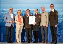 Urkunde für 140 Jahre Freiwillige Feuerwehr Grafenwörth: Gemeindebundpräsident Alfred Riedl (links im Bild), Landeshauptfrau Johanna Mikl-Leitner, Delegation der FF Grafenwörth, LH-Stellvertreter Stephan Pernkopf (2. von rechts) und Landesfeuerwehrkommandant-Stellvertreter Martin Boyer (rechts im Bild)