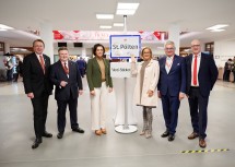 St. Pöltens Bürgermeister Matthias Stadler (von links), Städtebundpräsident Michael Ludwig, Bundesministerin Elisabeth Köstinger, Landeshauptfrau Johanna Mikl-Leitner, Gemeindebundpräsident Alfred Riedl und Klaus Eglseer von Neuhauser Verkehrstechnik.