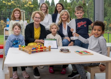 Leonie, Aurelia, Familien-Landesrätin Christiane Teschl-Hofmeister, Elementarpädagogin Sandra Frainzberger, Marie Loiuse, Elementarpädagogin Sophie Baumgartner, Kindergartenleitung Karin Puszter-Kitz, Luca und Sana Liem (v.l.n.r.) 