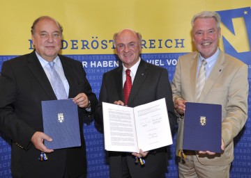 Kooperation zwischen dem Land Niederösterreich und der TU-Wien bei MedAustron: im Bild Rektor Prof. DI Dr. Peter Skalicky, Landeshauptmann Dr. Erwin Pröll, Aufsichtsratsvorsitzener Mag. Klaus Schneeberger (v.l.n.r.)