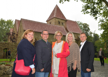 Gemeinderätin Frania Alexandra, Bürgermeister Thomas Sabbata-Valteiner, Landeshauptfrau Johanna Mikl-Leitner, Landtagsabgeordnete Elvira Schmidt und Gemeinderat Michael Roth (v.l.n.r.)