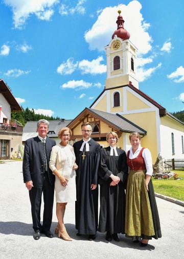 Evangelische Gemeinde in Mitterbach feierte 500 jähriges Reformationsjubiläum. Im Bild von links nach rechts: Bürgermeister Alfred Hinterecker (Mitterbach), Landeshauptfrau Johanna Mikl-Leitner, Mag. Lars Müller-Marienburg, Superintendent der Evangelischen Kirche Niederösterreich, Pfarrerin Dr. Birgit Lusche, Bürgermeisterin Petra Zeh (Annaberg) 