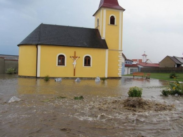Kirchenplatz überflutet