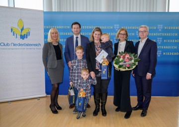 v.l.n.r.: Theres Friewald-Hofbauer, Geschäftsführerin des Club Niederösterreich, Club Niederösterreich-Präsident Paul Nemecek, Familie Hackl, Landeshauptfrau Johanna Mikl-Leitner und Generaldirektor Michael Höllerer, Raiffeisenlandesbank NÖ-Wien