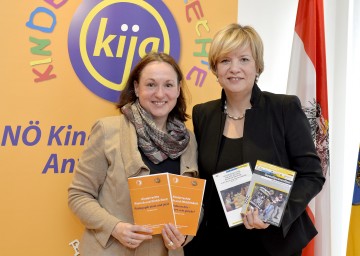 Landesrätin Mag. Barbara Schwarz und die NÖ Kinder- und Jugend-Anwältin Mag. Gabriele Peterschovsyk-Orange (von rechts) am „Tag der Kinderrechte“ in St. Pölten.