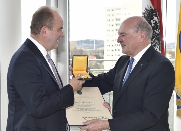 Landeshauptmann Dr. Erwin Pröll überreichte heute, Donnerstag, das „Große Ehrenzeichen für Verdienste um das Bundesland Niederösterreich“ an den österreichischen „Jahrhundertfußballer“ und ehemaligen Nationalspieler und Nationaltrainer Herbert Prohaska.