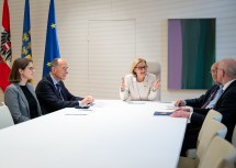 Gespräche im Rahmen der Zukunftsinitiative „Mein Land denkt an morgen“: Landeshauptfrau Johanna Mikl-Leitner mit (v.l.) Katrin Praprotnik, Peter Filzmaier und Christoph Badelt, die die Initiative begleiten, und dem Leiter der Zukunftsinitiative Friedrich Faulhammer.