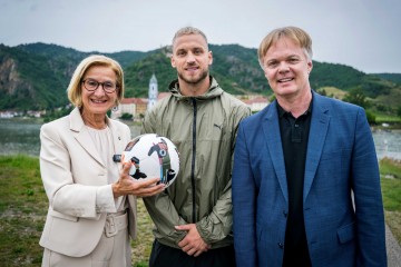 v.l.n.r.: Landeshauptfrau Johanna Mikl-Leitner, Fußballprofi und Niederösterreich-Testimonial Marko Arnautović und Michael Duscher – Geschäftsführer Niederösterreich Werbung