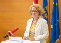 Landesrätin Susanne Teschl-Hofmeister bei der Pressekonferenz zum Schulschluss 2022