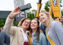 Landeshauptfrau Johanna Mikl-Leitner mit Milchkönigin Kathrin Hobl (rechts) und Milchprinzessin Nadja Hörbinger.
