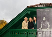Landeshautpfrau Johanna Mikl-Leitner mit Botschafterin Lindsay Skoll und Botschafterin Victoria Kennedy (v. l. n. r.) am Balkon des Auden-Hauses in Kirchstetten.